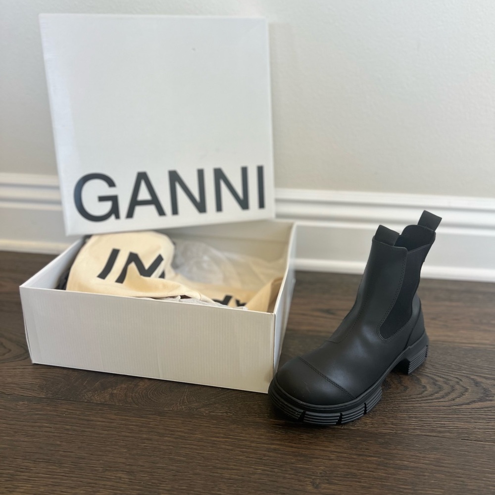 Brand new Gianni boots. Never worn!